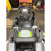 Tondeuse assise Z6 42'' (2X Batt. G3 10.0Ah + 4X Batt. G3 6.0Ah + Charg. 800W)