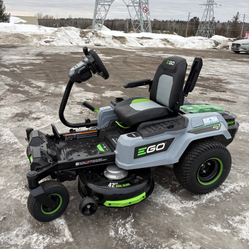 Tondeuse assise Z6 42'' (2X Batt. G3 10.0Ah + 4X Batt. G3 6.0Ah + Charg. 800W)